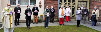 Das Foto zeigt einen Teil der 18-köpfigen Ordnergruppe der Kesselstädter St. Elisabethgemeinde mit Dechant Andreas Weber (links) und Pfarrgemeinderatssprecher Ludwig Borowik, dem Koordinator der Ordnergruppe (2. von links). Der Messdiener Pascal Jaschkowitz trägt eine Statue des Heiligen Josef.